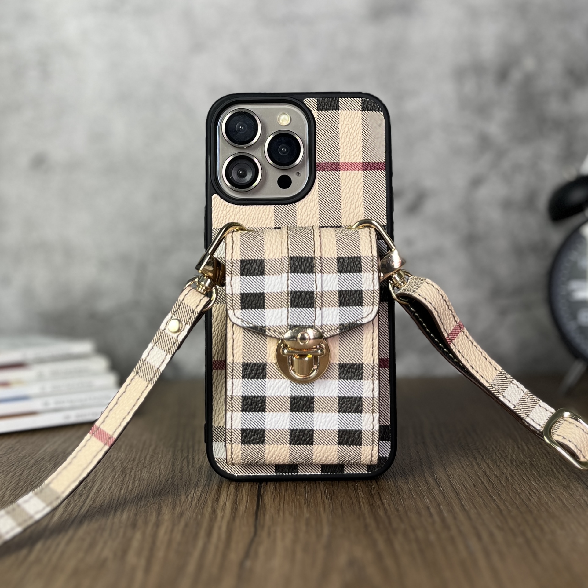 Ốp da thủ công viền đen LILY kèm dây đeo - Burberry
